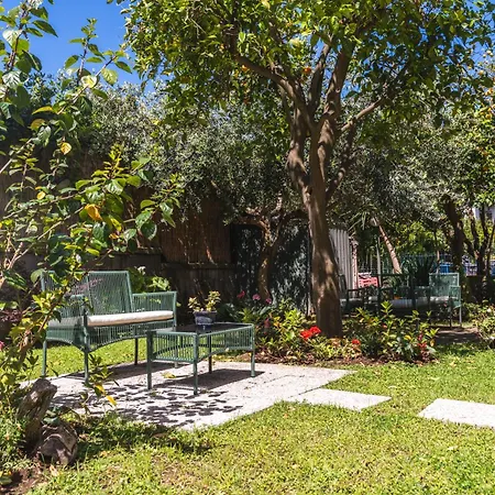 Bed & Breakfast Hidden Garden & *